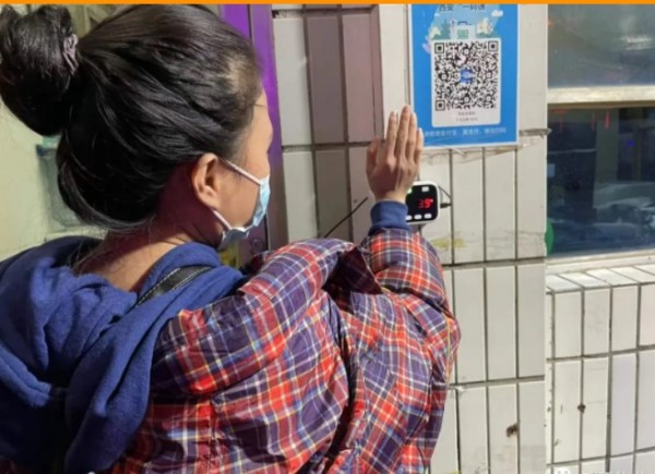 外出購(gòu)物(wù)，注意“人物(wù)同防”。